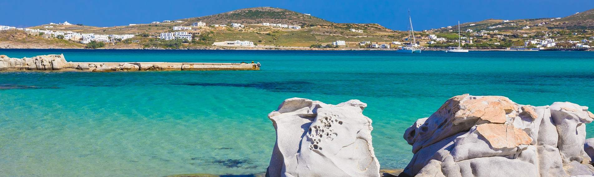 Paisaje del mar de Paros: aguas cristalinas y rocas blancas