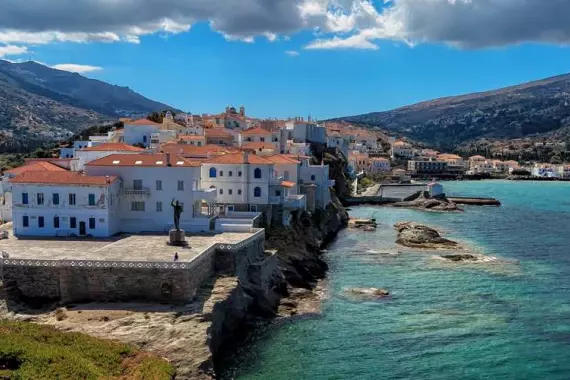 Vista a través de la roca del mar de Andros.