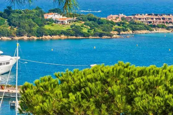 Panorama de Porto Cervo en el de Golfo Aranci, Cerdeña